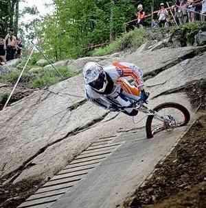 chutte d'un cycliste avec un casque intégral
